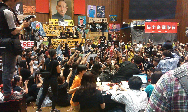 學生衝進並占領立法院。//圖片來源：Jesse Steele，公共領域