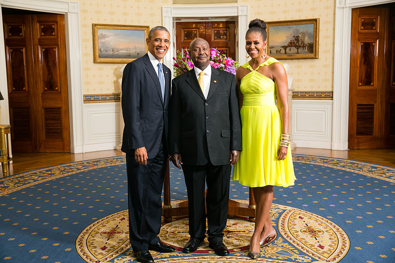 Yoweri Museveni with the Obamas Image Office of the White House Amanda Lucidon