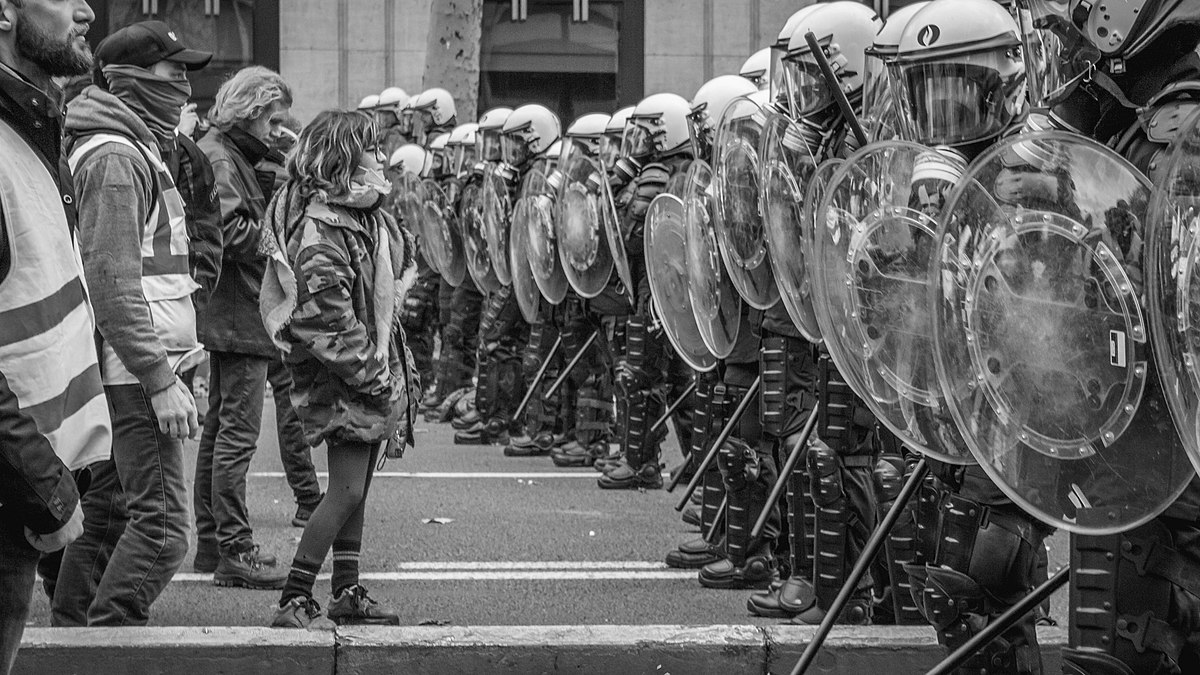 Gilets Jaunes riot police Image Pelle De Brabander
