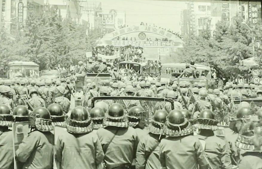 经过最初的成功反击，群众士气大增，并决心将士兵赶出光州。然而，士兵们的阵地戒备森严，且还拥有着直升机和装甲车。//图片来源：May 18 Democratic Uprising Archive