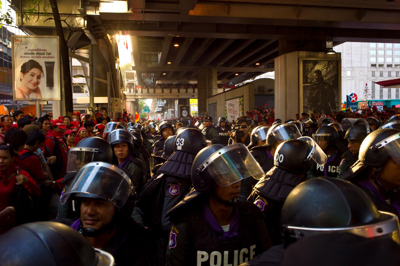 الشرطة   تطوق  القمصان الحمراء.  Photo by  null0.